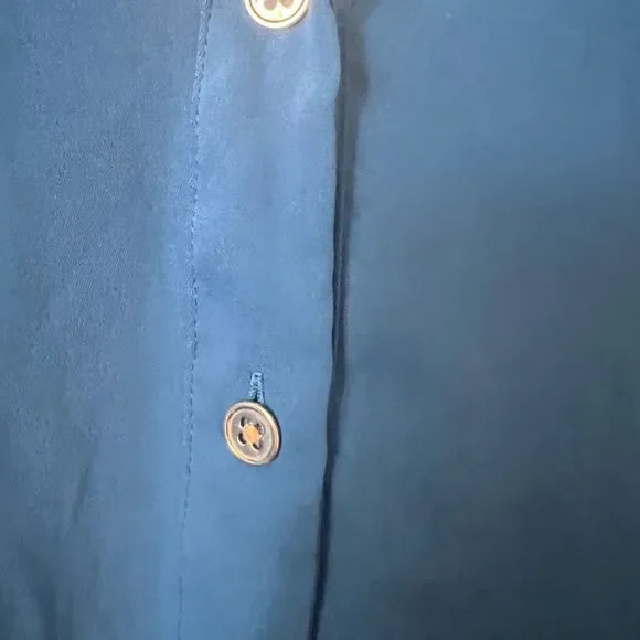 Chico’s Blue Pleated Back Blouse Sz 0 Academia Minimalist Chic Workcore Classic - Picture 3 of 8